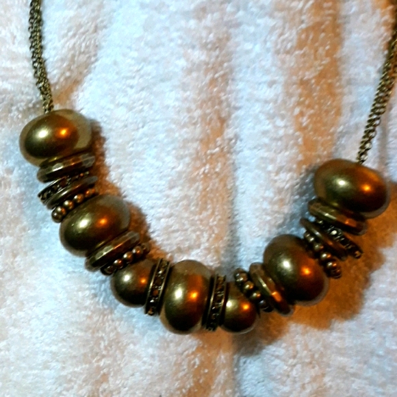 Jewelry - Brass tone and amber bead necklace